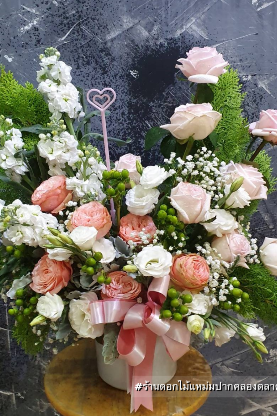 รับจัดดอกไม้ แหม่มปากคลอง กล่องดอกไม้ ช่อดอกกุหลาบ ของฝาก วันครบรอบ ของขวัญ เยี่ยมไข้ กุหลาบขาว กุหลาบโอรส