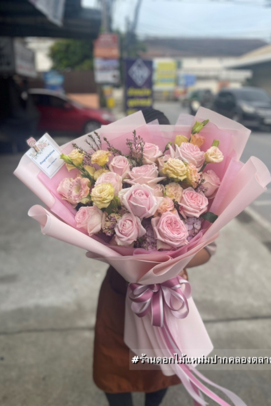 รับจัดดอกไม้ แหม่มปากคลอง ช่อดอกไม้ ช่อดอกกุหลาบ งานรับปริญญา วันครบรอบ กุหลาบสีชมพู