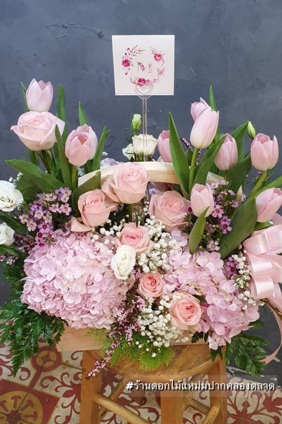 ช่อดอกไม้ ของฝาก ของขวัญ กระเช้าดอกไม้ เยี่ยมผู้ป่วย ทิวลิป กุหลาบชมพู สต๊อก ใบเฟิร์น ใบปริก